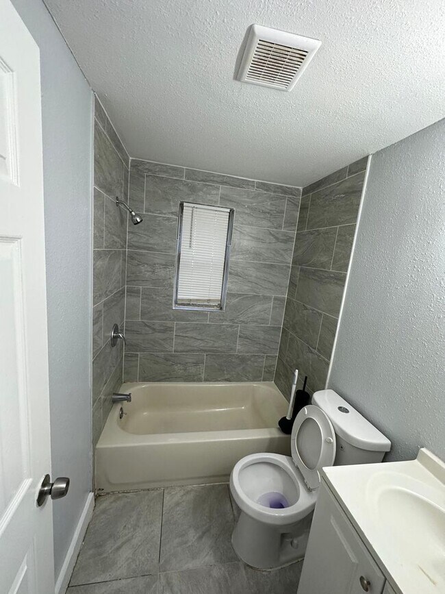 Building Photo - Fully Renovated 2/1 Single Family Available Now!