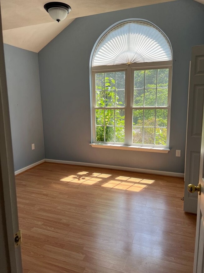 Building Photo - Charming 3-Bedroom Ranch in Quiet NE Roanoke Neighborhood