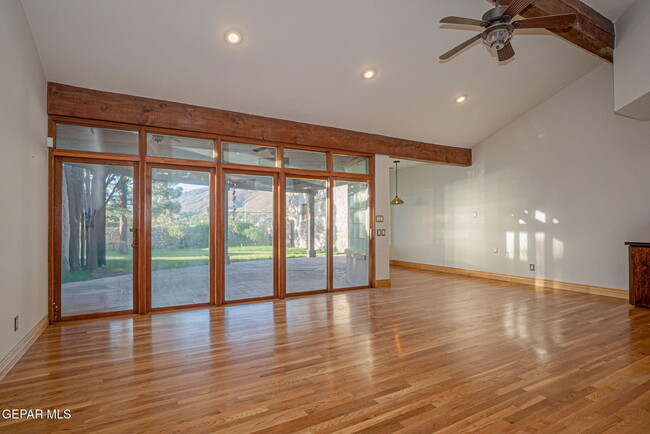 Building Photo - 727 McKelligon Dr