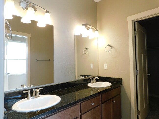 Building Photo - 631 Fox Den Trail