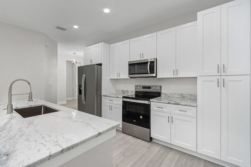 Building Photo - 26241 Sandhill Blvd