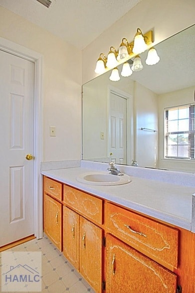 Building Photo - 915 Churchfield Dr