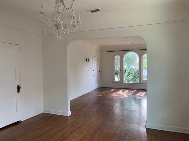 Living - 631 N Gardner St