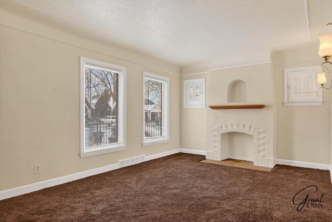 Building Photo - $1350 3 bedrooms