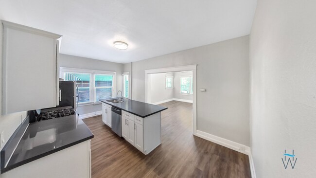 Building Photo - Renovated 2bd/1ba with huge kitchen & full...