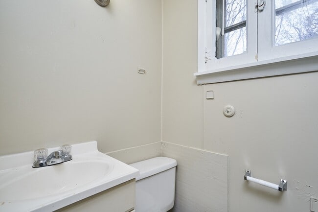 Building Photo - New 3 Bed 2 bath home