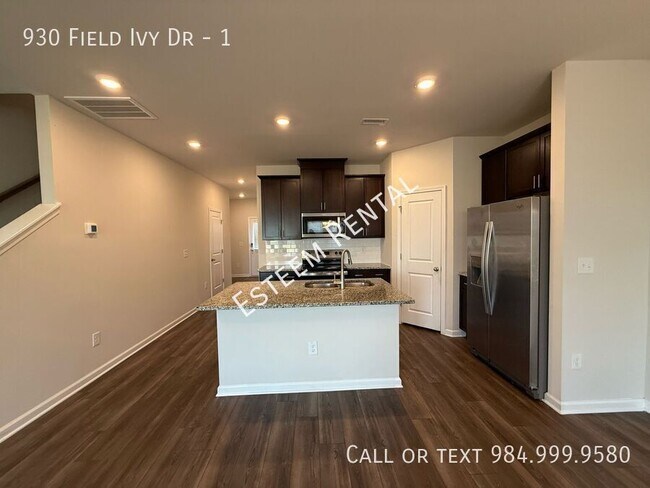 Building Photo - 930 Field Ivy Dr