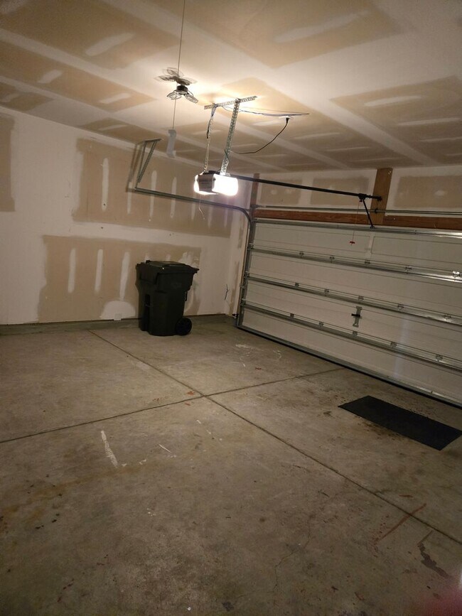 Building Photo - Beautiful 3 bedroom available