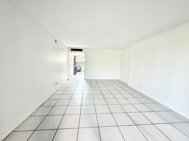 Building Photo - 3301 N Country Club Dr