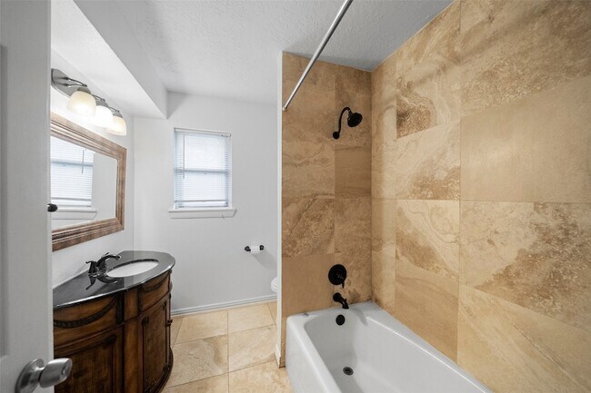 Building Photo - 2226 Droxford Dr