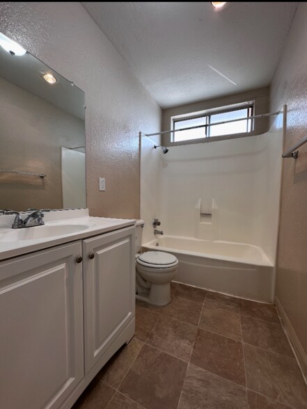 Building Photo - 5136 N Glendora Ave