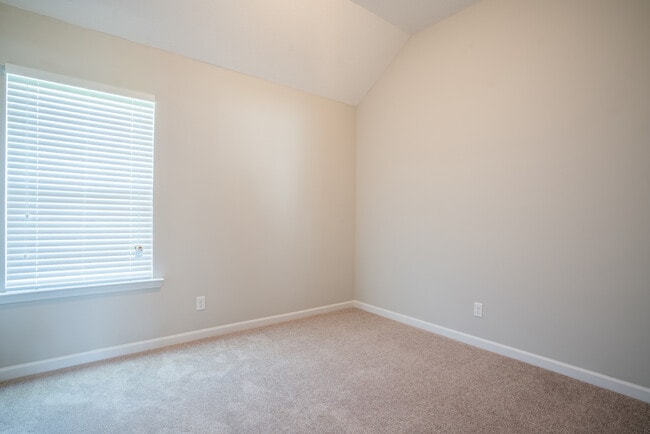 Building Photo - 647 Red Oak Ln