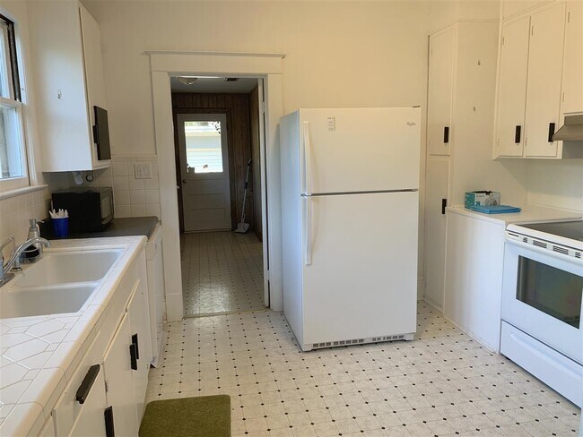 Building Photo - 66 Fullerwood Dr