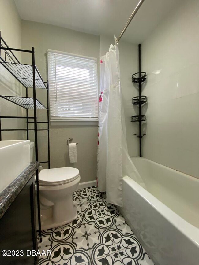 Building Photo - 215 N Oleander Ave