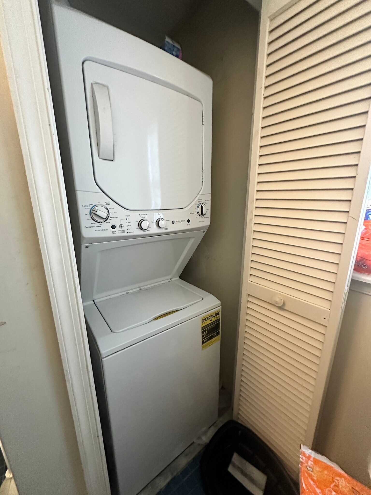 Building Photo - 64 Hillside St