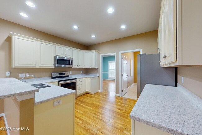 Building Photo - 1140 Greenbriar Dr
