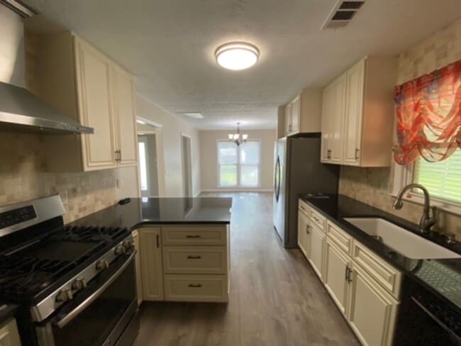 Building Photo - Welcome to this charming 3-bedroom, 2-bath...