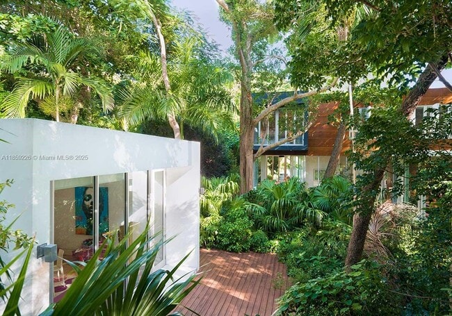 Building Photo - 3503 Banyan Cir