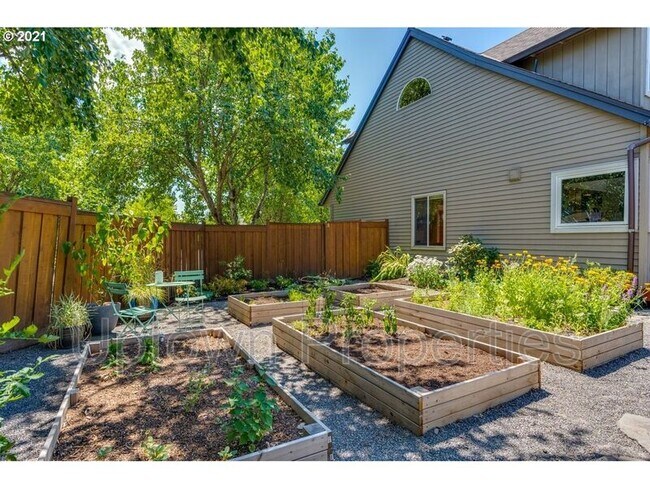 Building Photo - 7627 SW Skyhar Dr