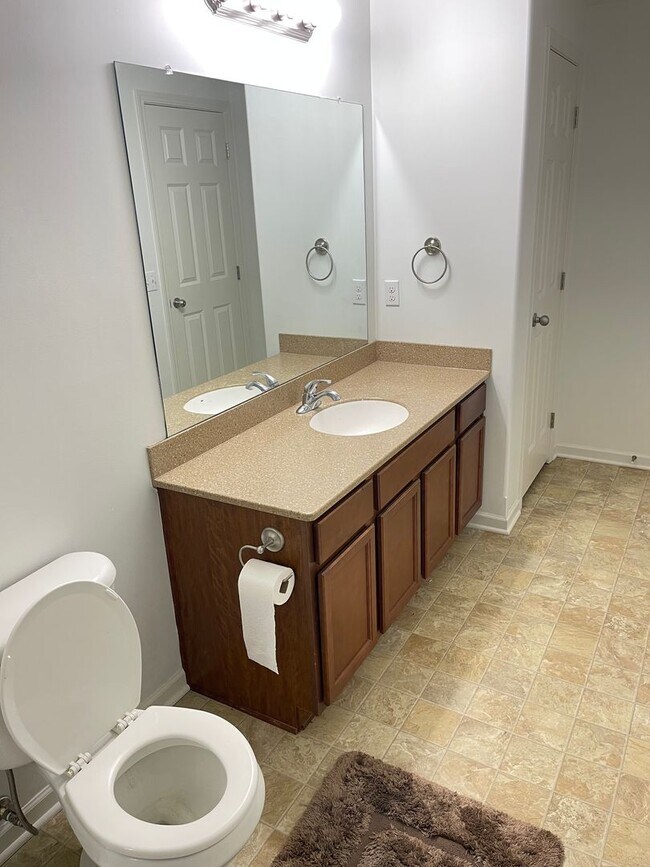 Building Photo - Spacious home in super nice neighborhood in Northwest Omaha