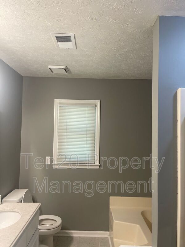 Building Photo - 2234 Birchwood Dr