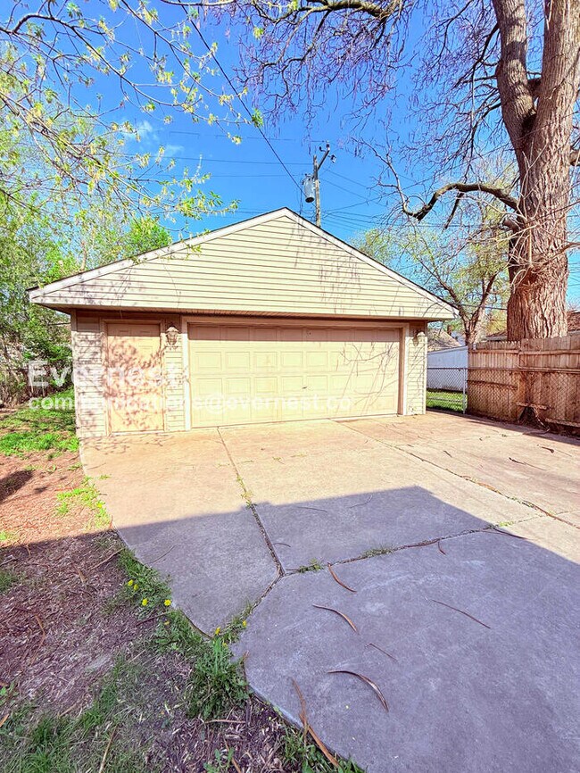 Building Photo - 8270 Trinity St