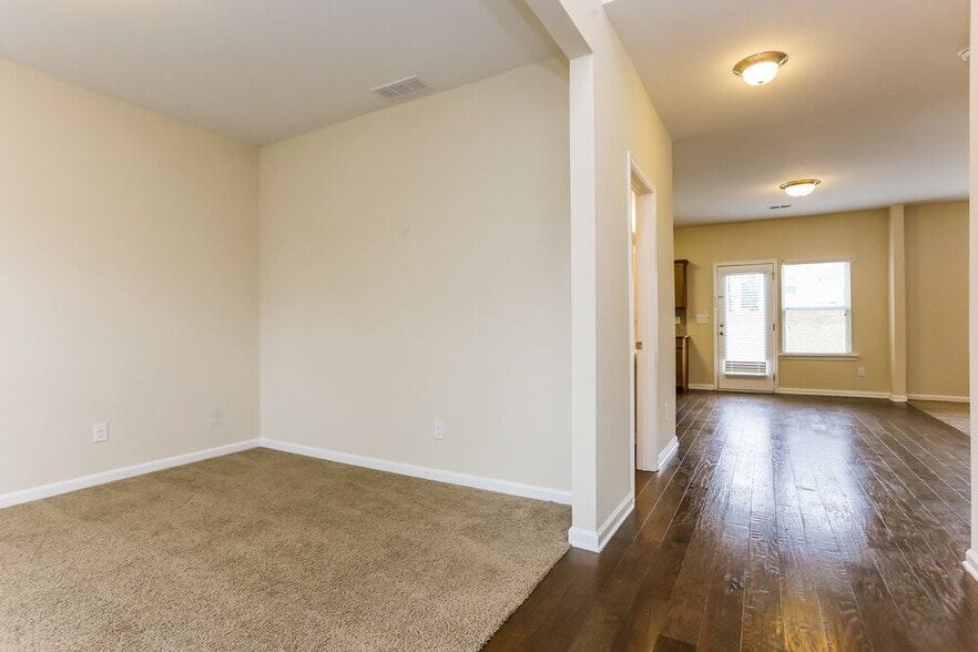 Building Photo - 90 Darbys Ave