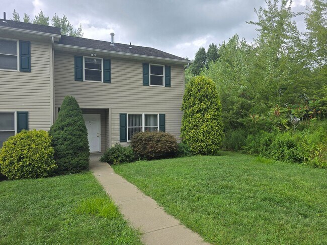 Building Photo - Large 3 Bedroom Townhouse in Burrell Schoo...