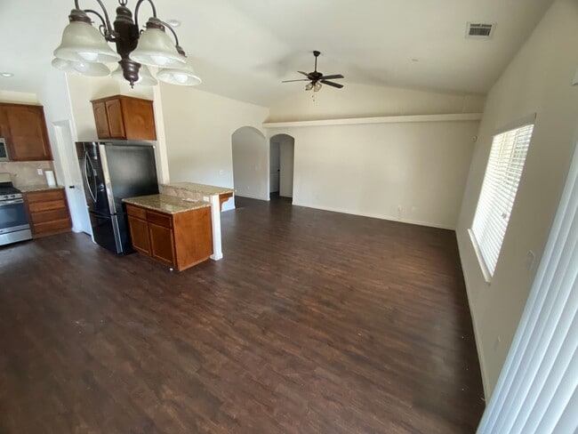 Building Photo - Lovely Home for rent in Visalia,Ca