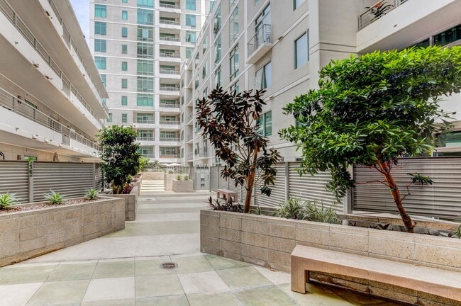 Building Photo - Condo - Heart of Downtown San Diego