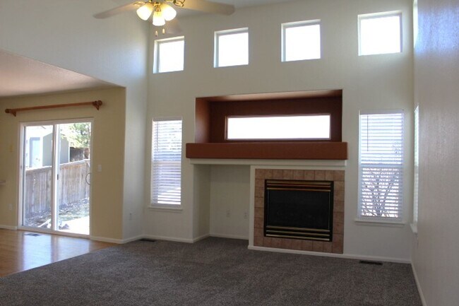 Building Photo - Beautiful 3 BR/2 1/2 BA Home in Highlands Ranch!