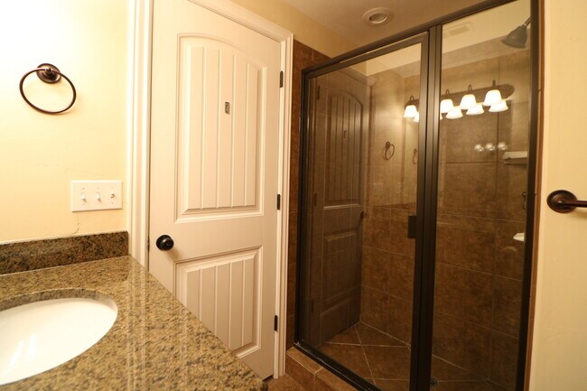 Building Photo - Beautiful Harvest Park Mapleton Townhouse