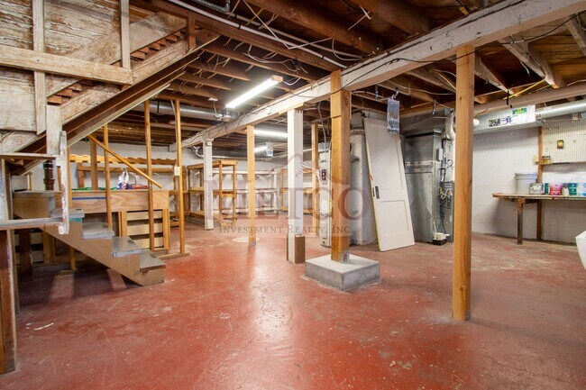 Building Photo - Light & Bright Home In Eugene