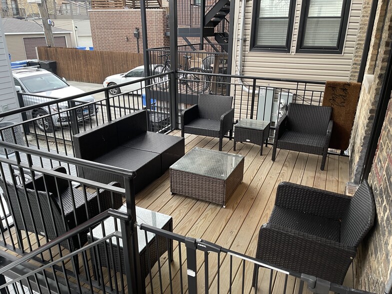 Building Photo - 3748 N Racine Ave