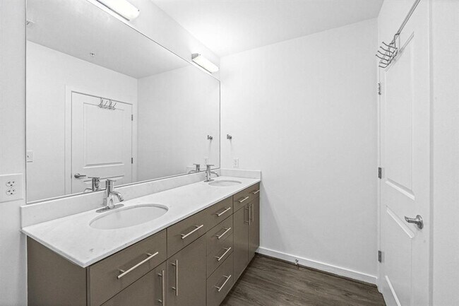 Building Photo - 5925 Almeda Rd
