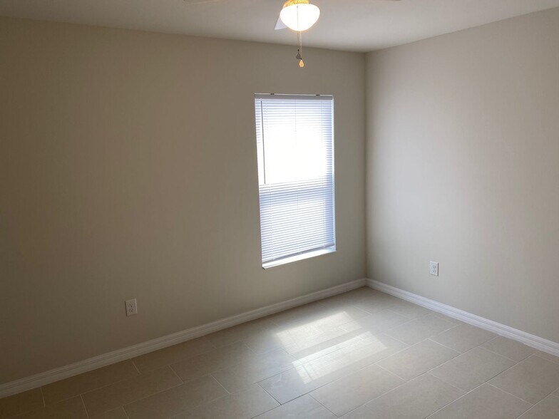 Building Photo - $250 move in special - 3 bedroom, 2 bath Duplex