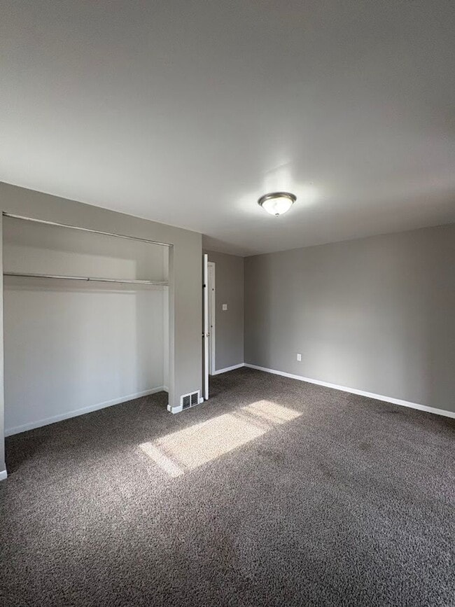 Building Photo - Large 4 bedrooms 1 full bathroom home for rent