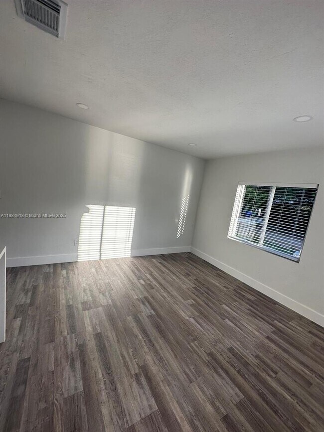 Building Photo - 3047 SW 21st St