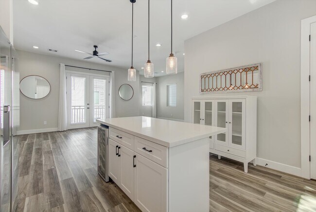 Building Photo - 1329 Buescher Dr