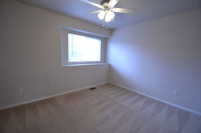 Building Photo - 2 Bedroom End Unit Townhome in D20!
