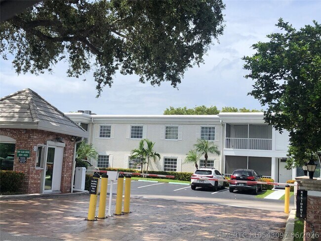 Building Photo - 6407 Bay Club Dr