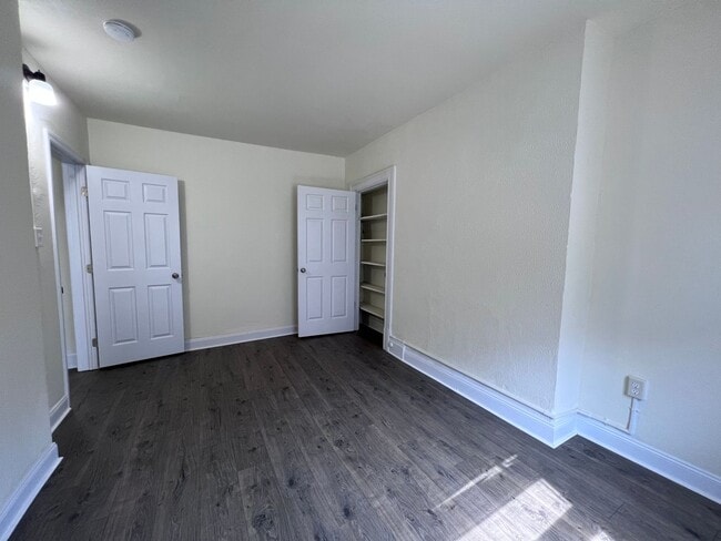 Building Photo - Updated 4BR 1.5 bath home with rear parking!