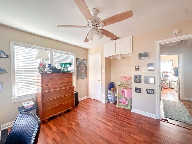 Building Photo - Charming 2-bedroom, 1-bath Home in a Central Location!