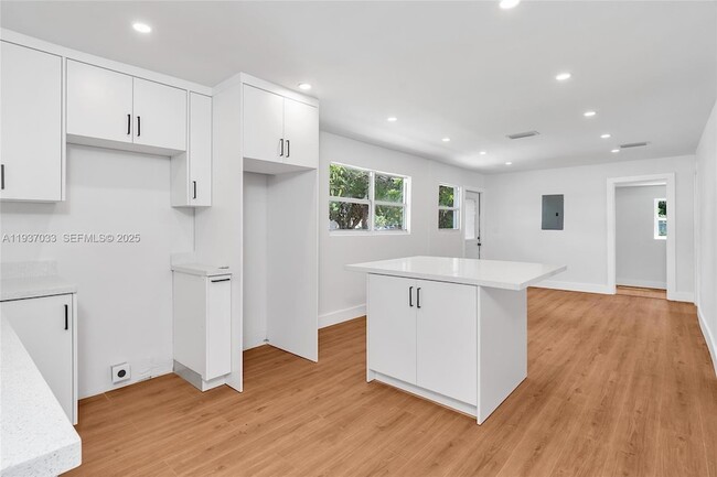 Building Photo - 1046 Jann Ave