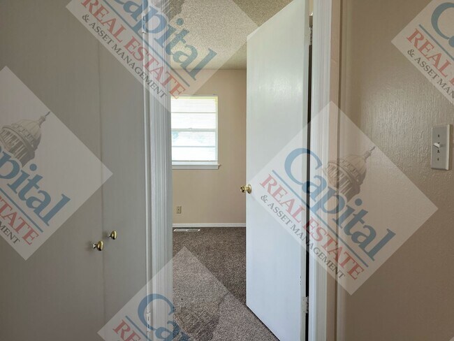 Building Photo - Charming 3 Bedroom