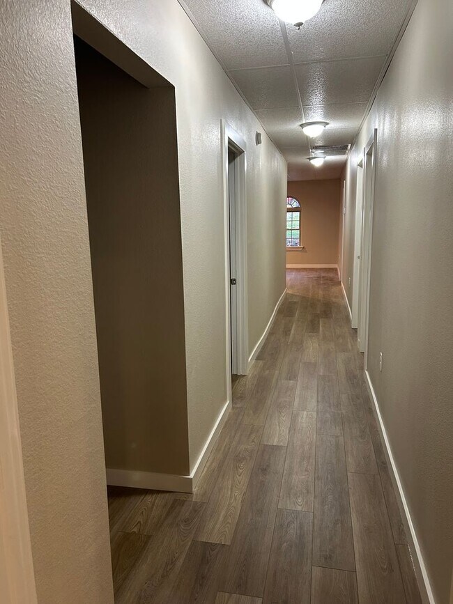 Building Photo - 4 Silver Hls Ln