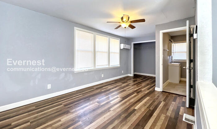 Building Photo - 1402 E 65th St