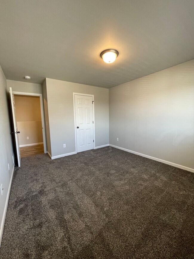 Building Photo - Exquisite 3-Bedroom Home with Modern Elegance and Scenic Views!