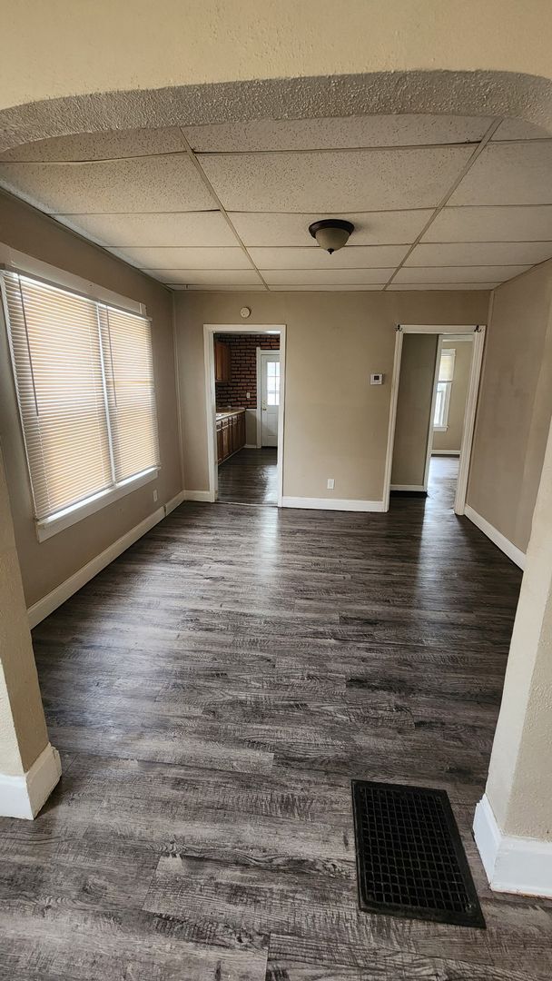 Building Photo - 2 Bed 1 Bath