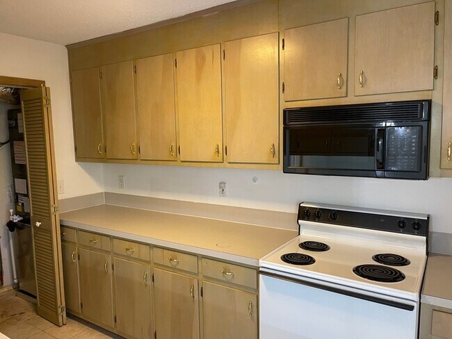 Building Photo - 535 Shearers Rd